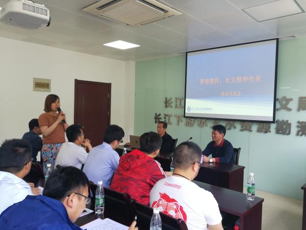 青年提问.jpg 青年提问.jpg