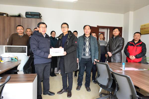 送上慰问金.jpg