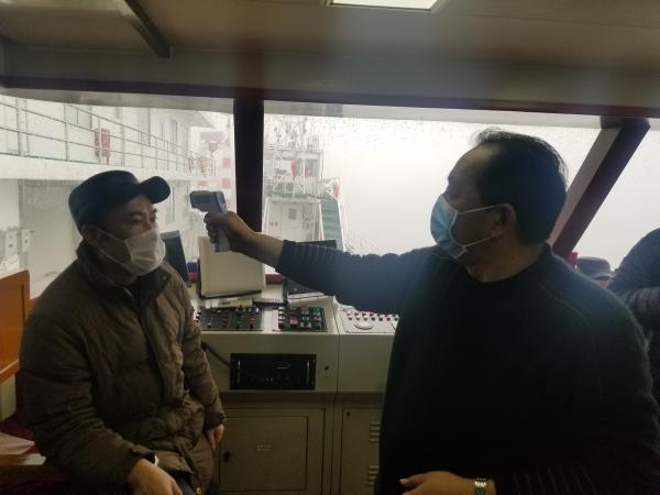 测量体温1.jpg 测量体温1.jpg