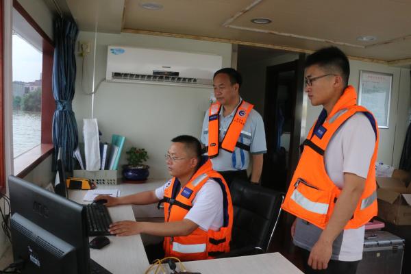 韦立新在指导流量测验工作.jpg