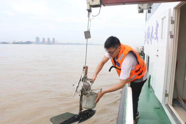 采集水样.jpg