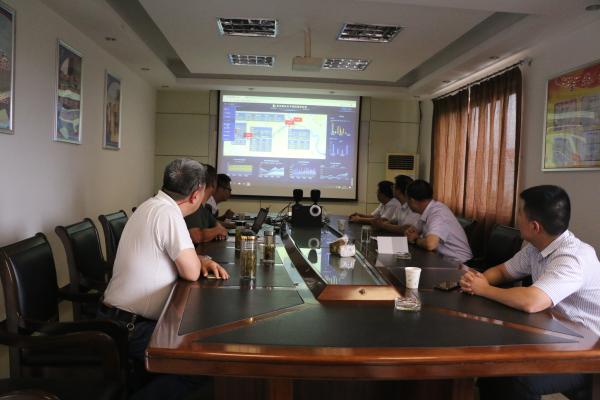 地方政府领导通过南京分局智慧水文平台了解大通水文站水情信息.jpg