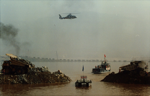 图一，三峡工程大江截流场面_副本.jpg