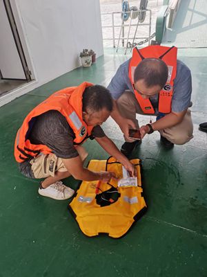 救生设备检查_副本.jpg