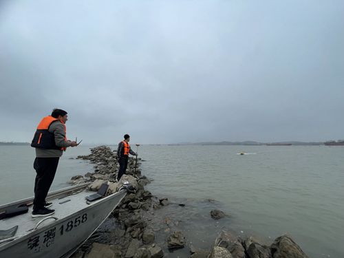 黑沙洲河段用无人船进行固定断面测量_副本.jpg
