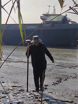 1669366059147056002-original.jpg 职工在江边测量_副本.jpg