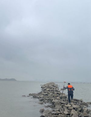 1669366078389051753-original.jpg 江中踩礁石准备必测_副本.jpg