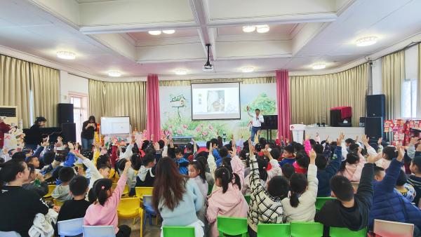 小朋友们举手抢答 (2).jpg