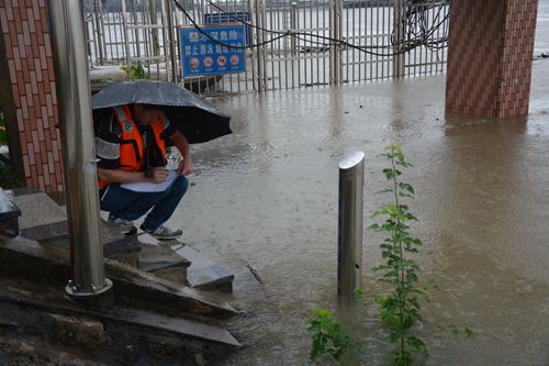 1719906257905043883-original.jpg 暴雨中进行人工观测水位的九江站职工都文亮2_副本.jpg