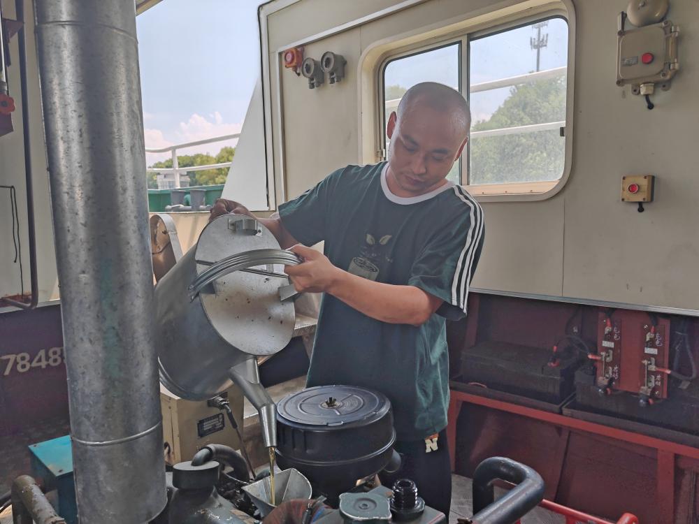 给测船加机油.jpg 给测船加机油.jpg