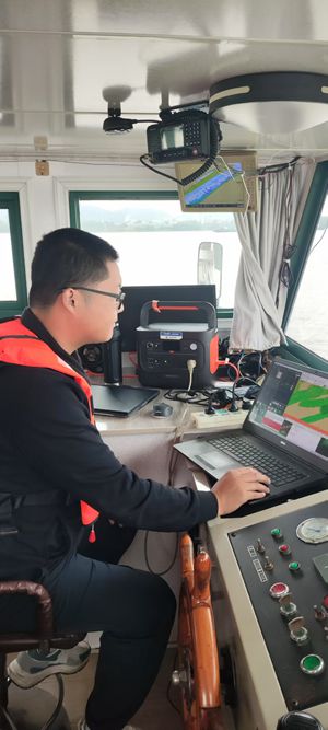 勘测中心吴健进行多波束测量_副本.jpg